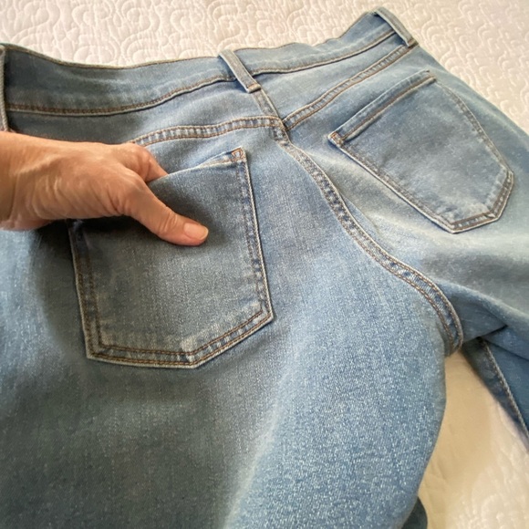 Old Navy Mid-Rise WOW Denim Shorts Jorts, Bermuda, Backyard BBQ, Normcore, Beach - Picture 8 of 11